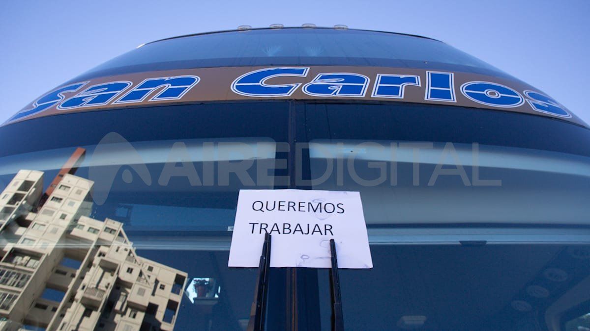 Los trabajadores del turismo de Santa Fe, reclaman la vuelta al trabajo e impiden que los colectivos de media y larga distancia realicen las tareas que a ellos se les prohíben.