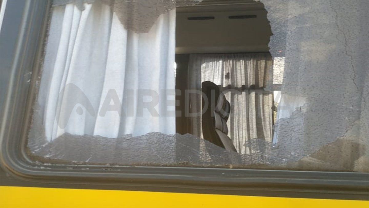 Según relató José Pérez, delegado de la empresa, en diálogo con el programa Pasan Cosas que se emite todas las tardes por Aire de Santa Fe, son reiterados los ataques a piedrazos en la zona de Av. Intendente Irigoyen.