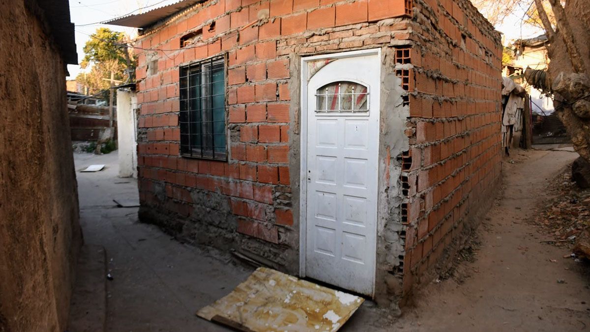 Sobre el hecho ocurrido en Ottone 1200 bis, la policía encontró en el lugar varias vainas servidas, al lado de una moto Honda Titán roja.
