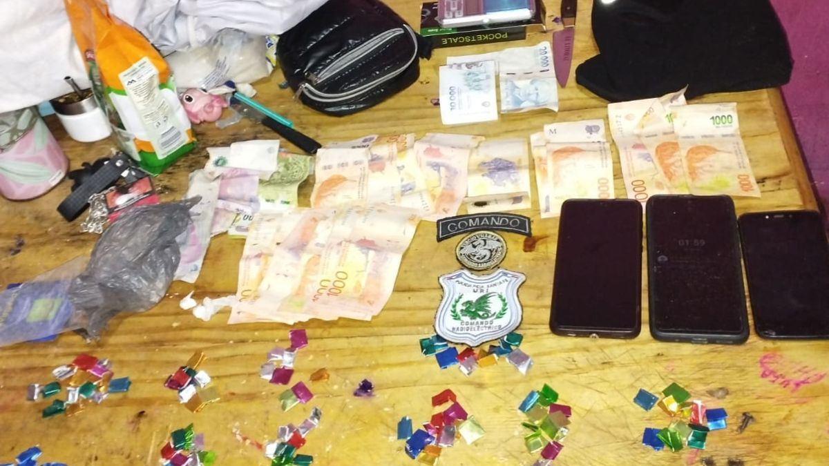 En el operativo se secuestró estupefacientes, una balanza, celulares y un cuchillo.