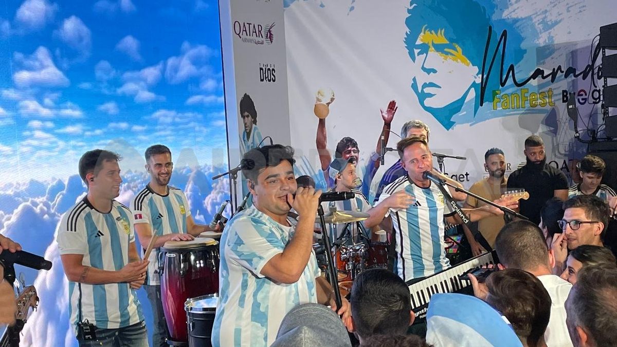 Los Totora en el Maradona Fan Fest de Qatar, en la previa de Argentina y Polonia.