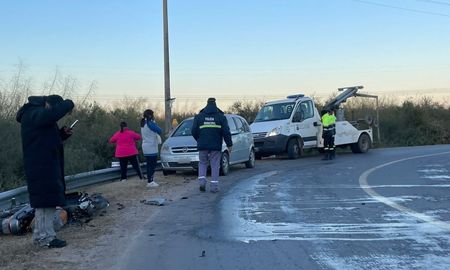 Un motociclista patinó en una curva del Acceso Norte de Santo Tomé, se cruzó de carril y chocó contra un auto Un motociclista patinó en una curva del Acceso Norte de Santo Tomé, se cruzó de carril y chocó contra un auto