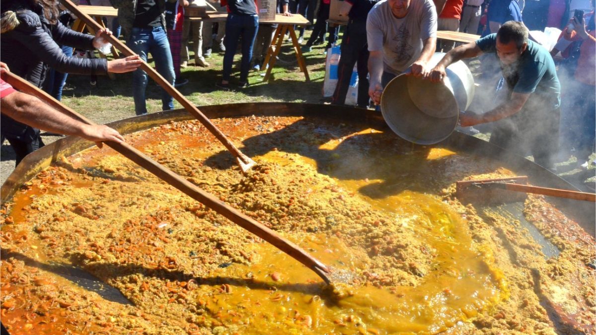 El Centro Cívico de Villa Pehuenia – Moquehue todos los años se convierte en el punto de encuentro para la tradicional Paella Gigante, un evento solidario que reúne a cientos de personas. El Centro Cívico de Villa Pehuenia – Moquehue todos los años se convierte en el punto de encuentro para la tradicional Paella Gigante, un evento solidario que reúne a cientos de personas.