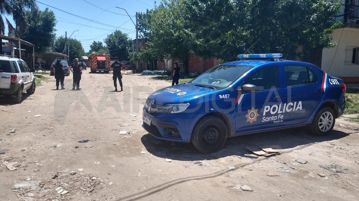 Un tremendo incendio destruyó por completo la vivienda de una familia ubicada en calle Mosconi y Corrientes.