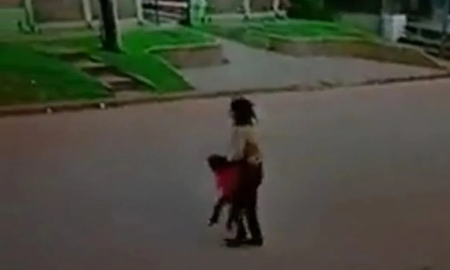 Video: una mujer goleo brutalmente a su hija de 2 años porque no quería caminar y la dejó internada Video: una mujer goleo brutalmente a su hija de 2 años porque no quería caminar y la dejó internada