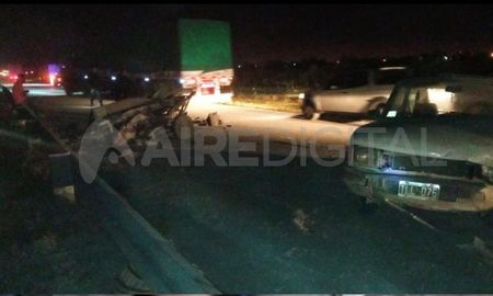 Accidente en la Circunvalación Oeste: chocaron un camión y un auto. Accidente en la Circunvalación Oeste: chocaron un camión y un auto.