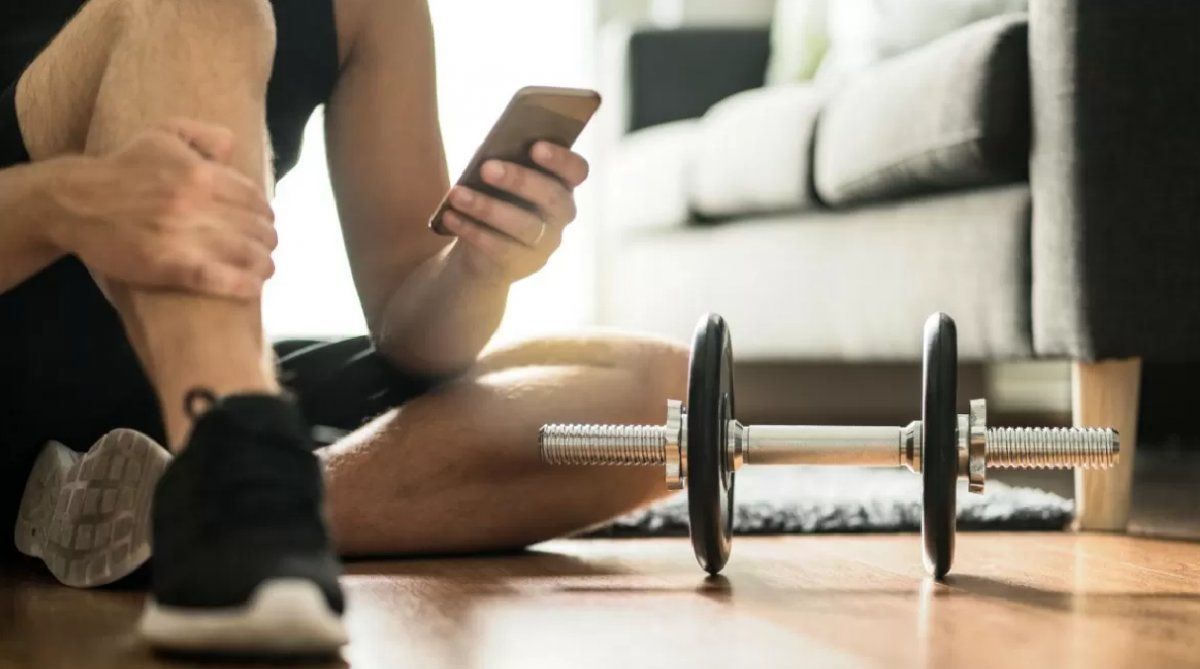 La actividad aeróbica, el estiramiento y el entrenamiento de fuerza son los principales ejercicios para mantenerse en forma. 