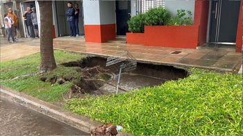 Se generó un llamativo socavón en una vereda de calle República de Siria, en medio del temporal