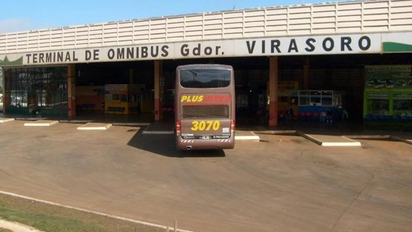 Macabro hallazgo en Corrientes: un micro llegó a la terminal arrastrando un cadáver