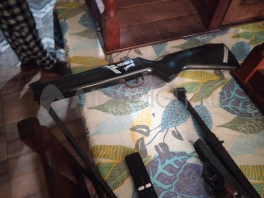 Las dos réplicas de rifles de aire comprimido incautadas en los allanamientos.
