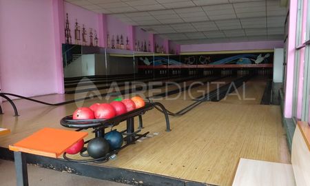 Delincuentes ingresaron en la madrugada de este domingo al bowling El Clásico y se llevaron la caja registradora y una botella de una bebida alcohólica. El robo se produjo luego de que logre frenar el remate del local. Delincuentes ingresaron en la madrugada de este domingo al bowling El Clásico y se llevaron la caja registradora y una botella de una bebida alcohólica. El robo se produjo luego de que logre frenar el remate del local.