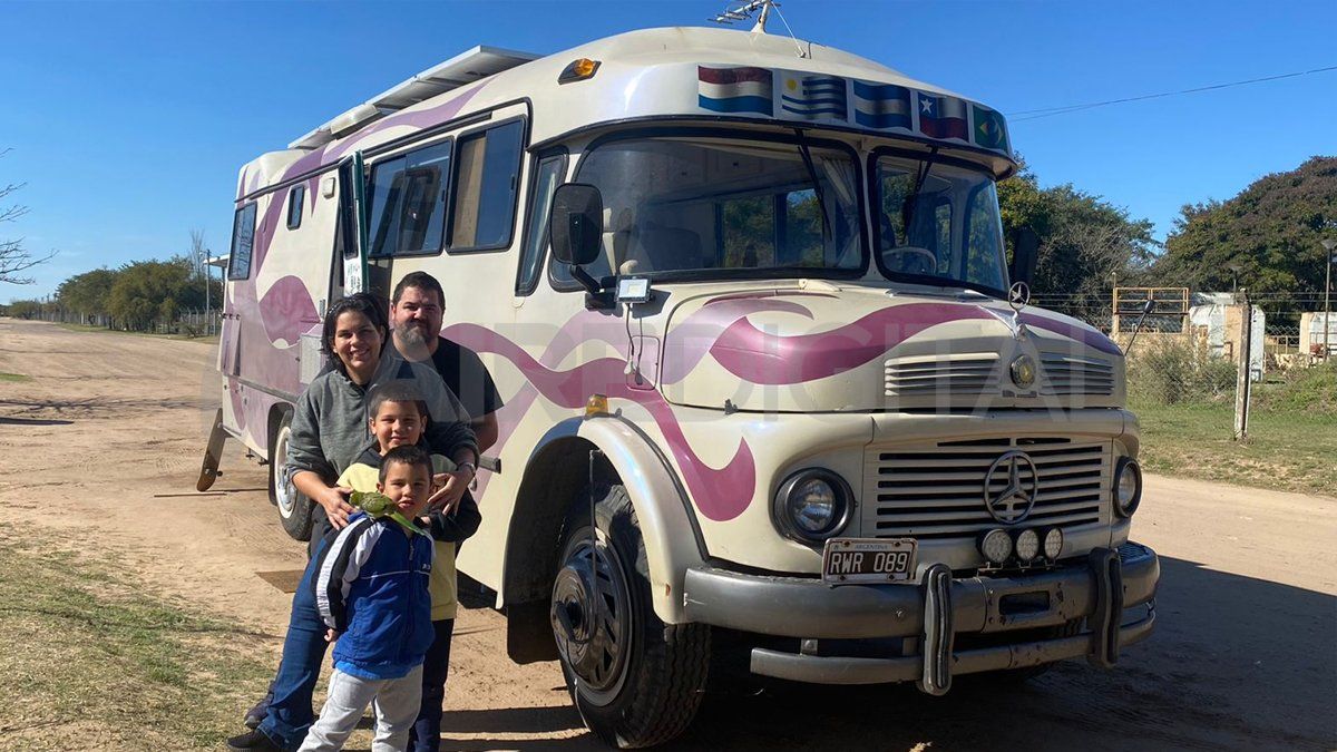 El motorhome es totalmente autosuficiente. Cuenta con paneles sociales que los abastecen de energía, y solo necesitan cargar agua y combustible.