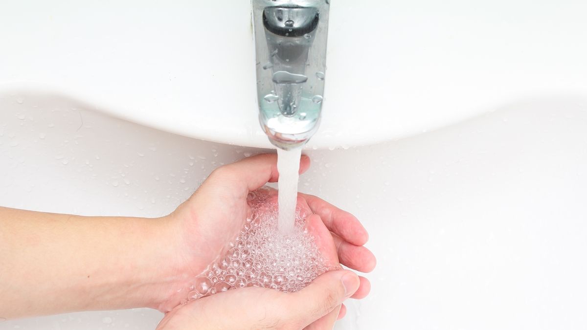 Un estudio afirma que el coronavirus permanece unas 9 horas en la piel. Por eso