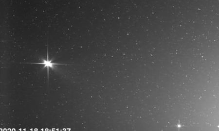 A la izquierda está Venus, luego la Tierra y luego Marte a la derecha abajo. A la izquierda está Venus, luego la Tierra y luego Marte a la derecha abajo.