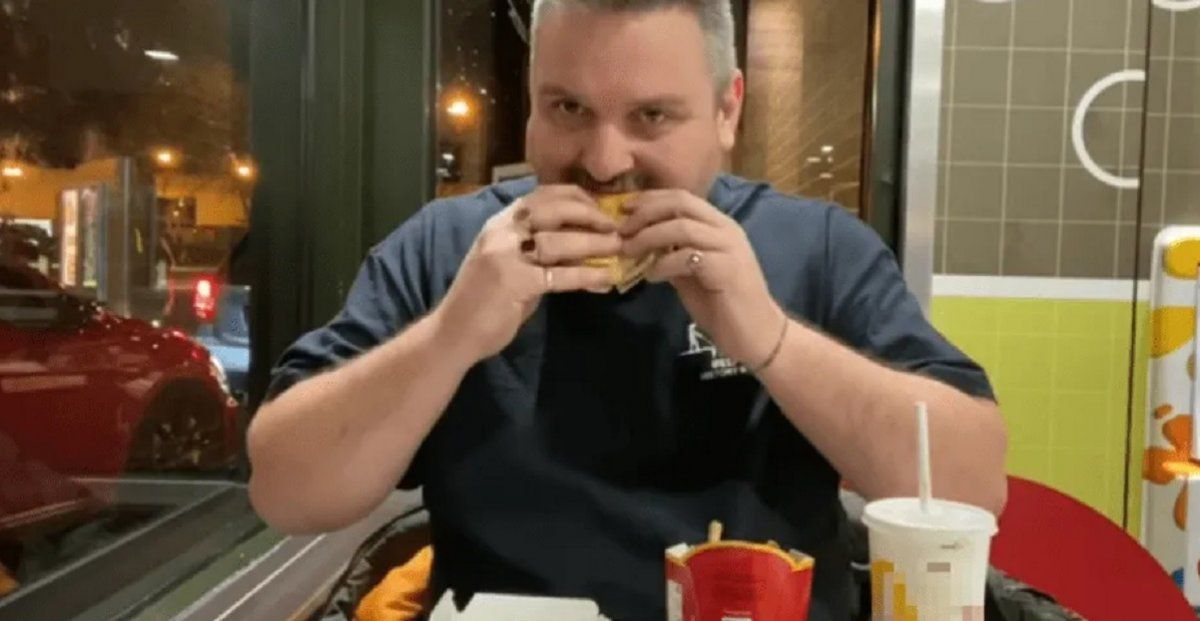 Enterró una hamburguesa con papas, pasó un año y la desenterró para comerla en su cumpleaños n°40