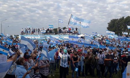 Una multitud se reunió en la intersección de la ruta nacional 11 y la ruta provincial 31 para reclamar por la intervención de Vicentin. Una multitud se reunió en la intersección de la ruta nacional 11 y la ruta provincial 31 para reclamar por la intervención de Vicentin.