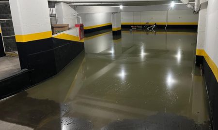 Así se encuentra la cochera del subsuelo del edificio tras el colapso de las aguas. Así se encuentra la cochera del subsuelo del edificio tras el colapso de las aguas.