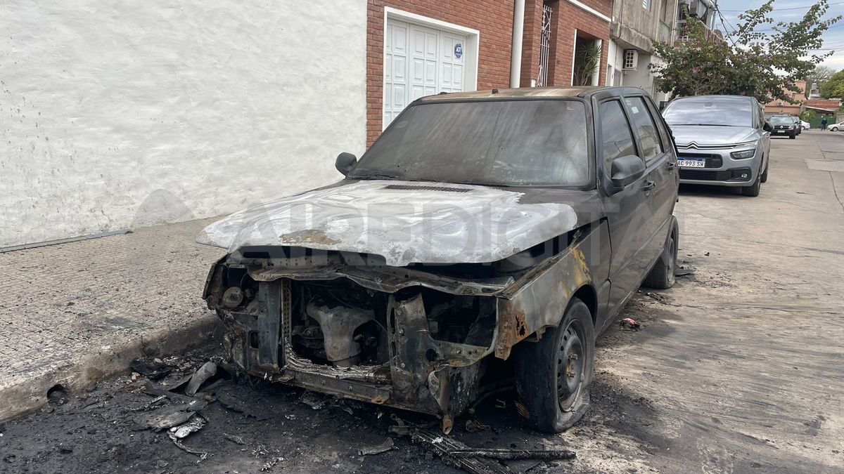Un taxi fue prendido fuego esta madrugada en Pasaje Echeverría 1900. Un taxi fue prendido fuego esta madrugada en Pasaje Echeverría 1900.