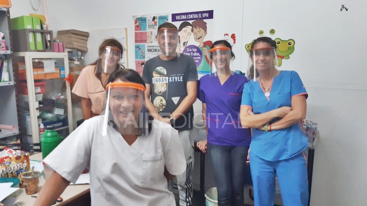 Pablo junto a su familia fabrican m&aacute;scaras 3D y las donan al personal de salud.&nbsp;