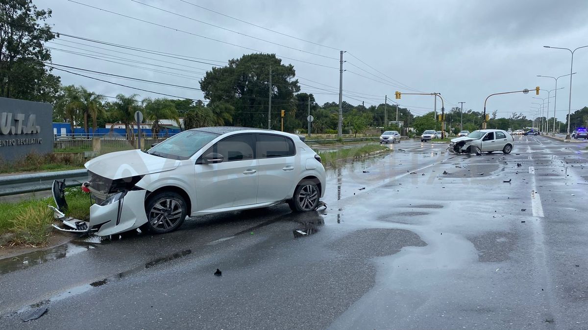 Fuerte choque entre dos autos en Ruta 1 kilómetro 5. Fuerte choque entre dos autos en Ruta 1 kilómetro 5.