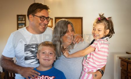 Valentina, la más pequeña de la familia Giobergia, comienza primer grado. Valentina, la más pequeña de la familia Giobergia, comienza primer grado.