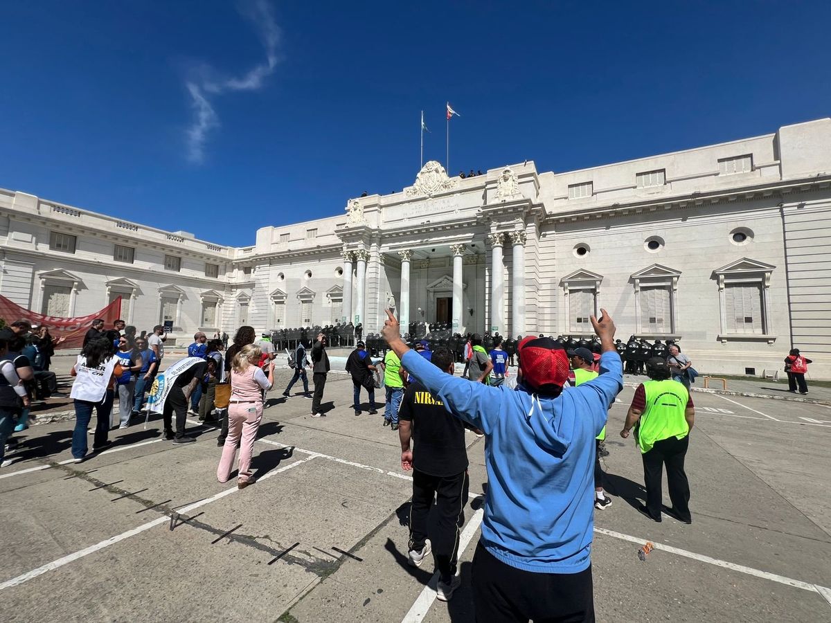 La reforma jubilatoria se produjo en medio de fuertes tensiones fuera y dentro de la Legislatura.