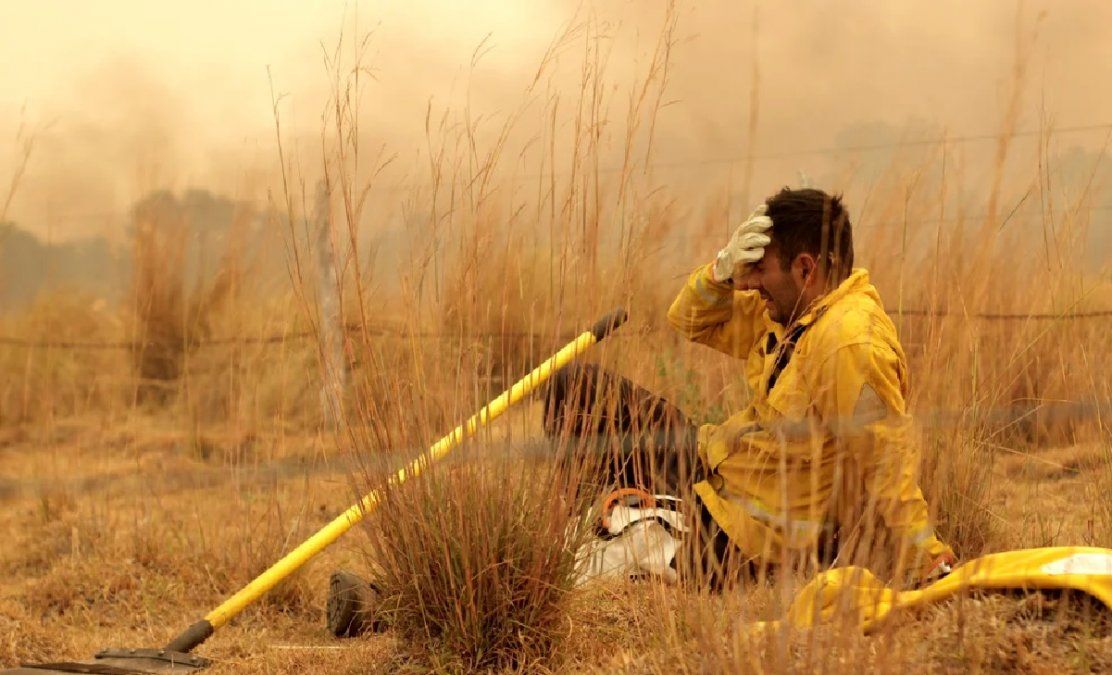 Conmovedora foto de un bombero que refleja el drama que vive Corrientes