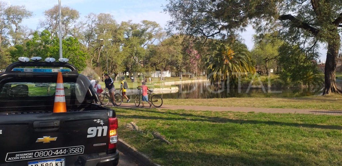 Algunos jóvenes en bicicleta pero sin barbijos en el Parque Garay