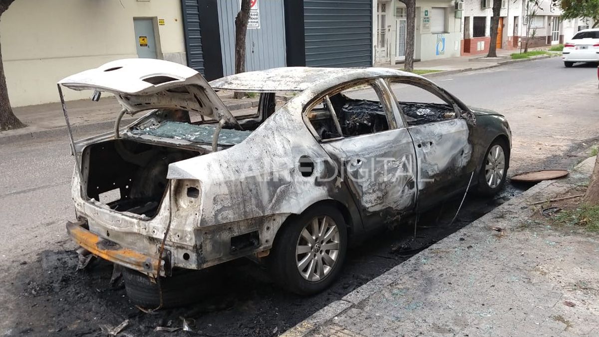 El auto incendiado se encontraba estacionado en Hipólito Irigoyen al 3400.