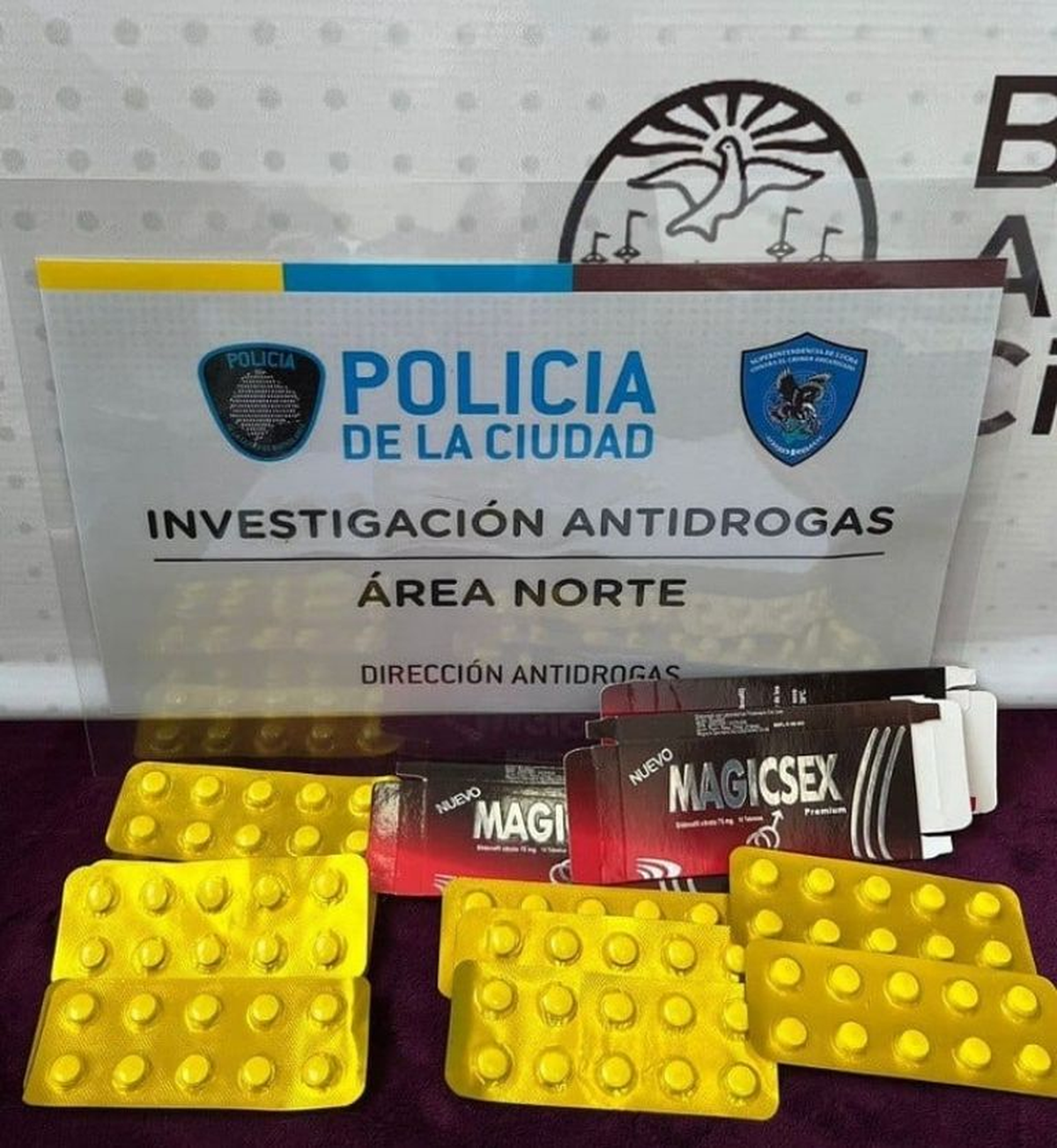 Algunos de los elementos secuestrados por la policía.