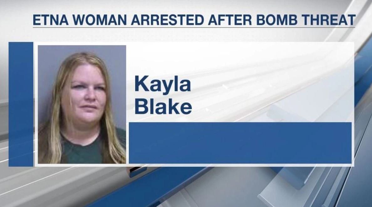 Kayla Blake, una mujer de 33 años y domiciliada en la ciudad de Etna, estado de Maine fue detenida durante los últimos días luego de realizar dos llamadas telefónicas donde lanzó amenazas contra una planta de producción.