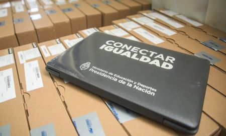 A la provincia de Santa Fe llegarán 39.000 computadoras destinadas a los primeros y segundos años del secundario. A la provincia de Santa Fe llegarán 39.000 computadoras destinadas a los primeros y segundos años del secundario.