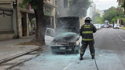 Incendio de auto en pleno Bulevar Gálvez generó alarma este sábado