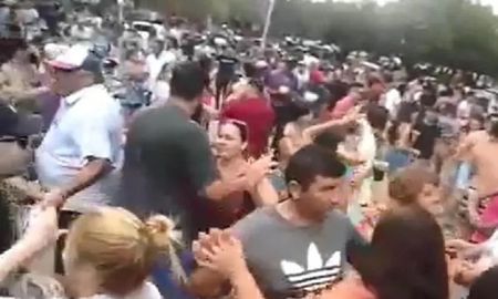 Descontrol en San Luis: 5 mil personas bailando en plena calle sin barbijos Descontrol en San Luis: 5 mil personas bailando en plena calle sin barbijos