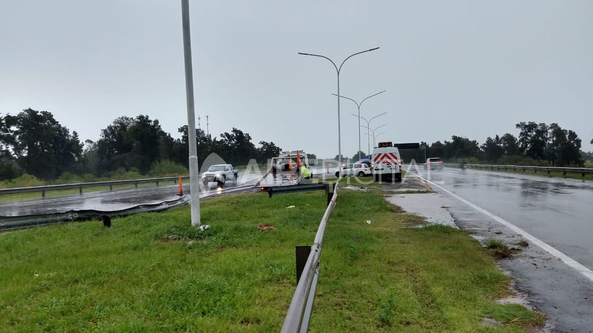 Despistó un auto en el ingreso al puente sobre el río Salado en la autopista por la intensa lluvia
