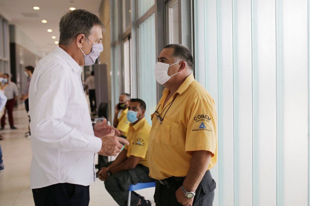El intendente Emilio Jatón participó del inicio de la vacunación al personal del Cobem.