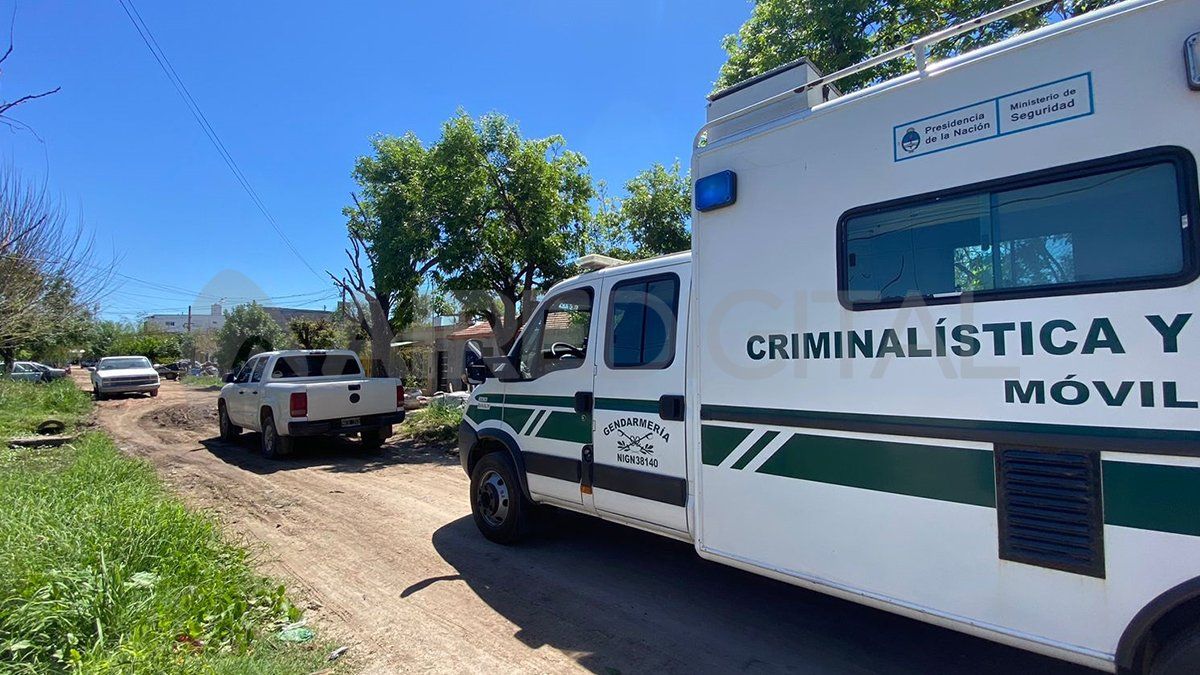 Con móviles y un furgón, así llegó a la zona la Gendarmería. Con móviles y un furgón, así llegó a la zona la Gendarmería.