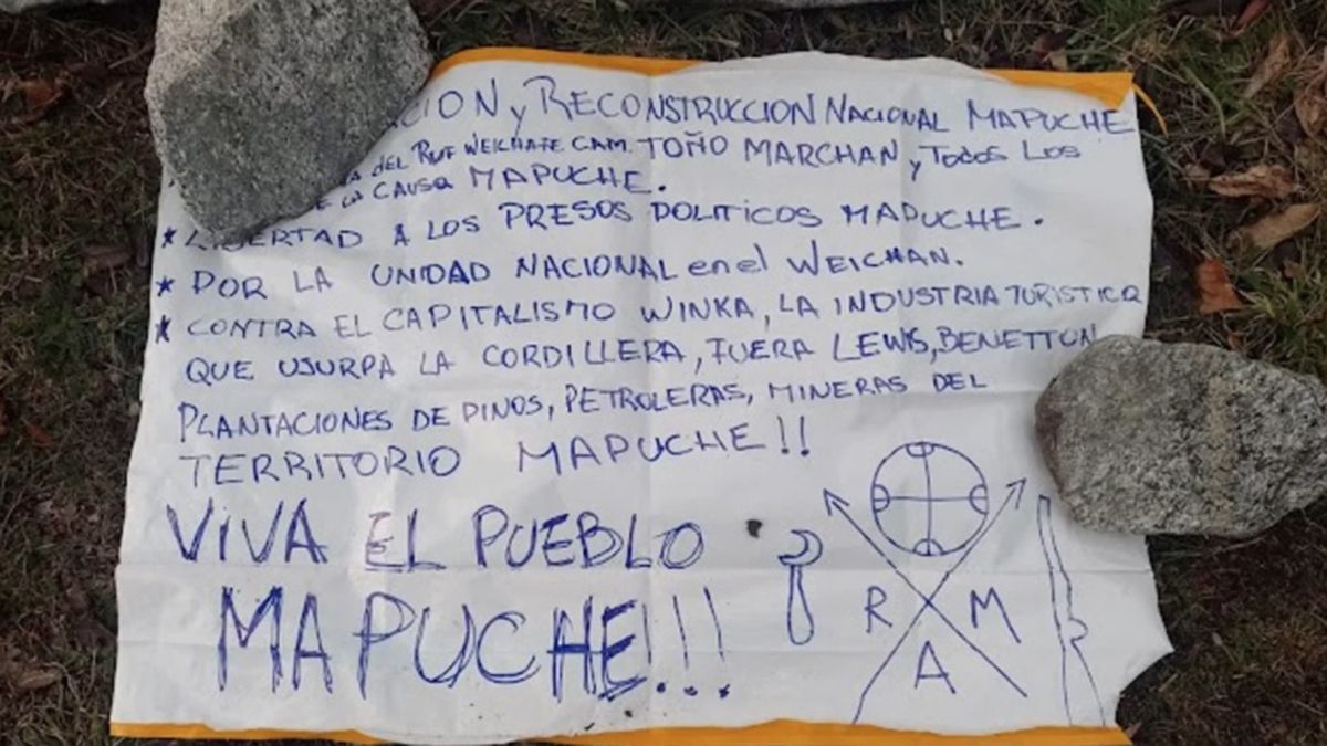 Los agresores dejaron un cartel, a pocos metros, adjudicando el ataque a la Resistencia Ancestral Mapuche (RAM).