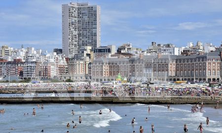 Mar del Plata es una de las ciudades preferidas de los argentinos a la hora de veranear (foto de archivo). Mar del Plata es una de las ciudades preferidas de los argentinos a la hora de veranear (foto de archivo).