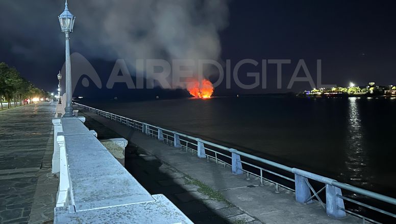 Impactantes imágenes de un incendio en plena Laguna Setúbal