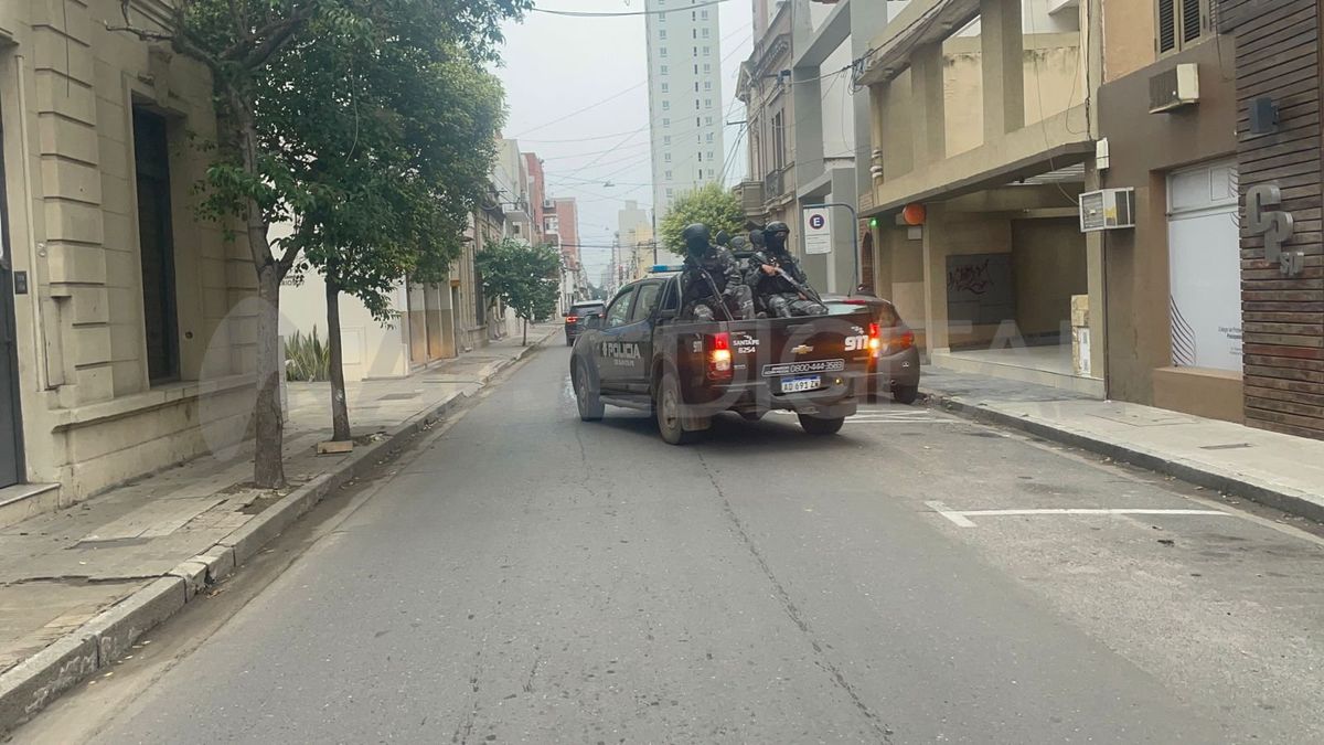 La policía allanó los domicilios de los sospechosos, los detuvo y secuestró computadoras que deben ser peritadas La policía allanó los domicilios de los sospechosos, los detuvo y secuestró computadoras que deben ser peritadas