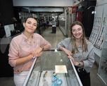 Luciana y su sobrina Ornella, el presente y el futuro de Joyería Galeota. Luciana y su sobrina Ornella, el presente y el futuro de Joyería Galeota.