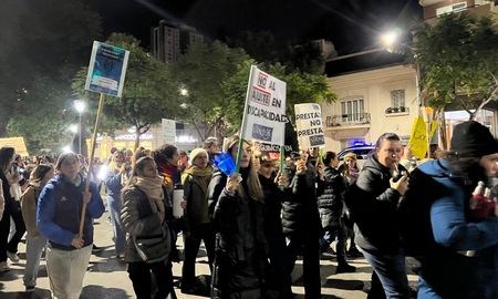 Cómo el jueves pasado, pero esta vez por la mañana, Santa Fe volverá a movilizarse por el pago en tiempo y forma a los prestadores que atienden la discapacidad en Argentina. Cómo el jueves pasado, pero esta vez por la mañana, Santa Fe volverá a movilizarse por el pago en tiempo y forma a los prestadores que atienden la discapacidad en Argentina.