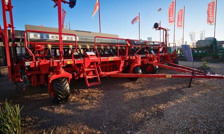 La firma deslumbró con un stand institucional donde exhibió tanto sus modelos más reconocidos como una serie de innovaciones orientadas a la eficiencia y precisión en el trabajo agrícola. La firma deslumbró con un stand institucional donde exhibió tanto sus modelos más reconocidos como una serie de innovaciones orientadas a la eficiencia y precisión en el trabajo agrícola.