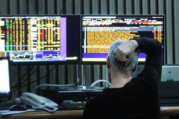 ¿Por qué el dólar volvió a subir y las acciones se desplomaron?