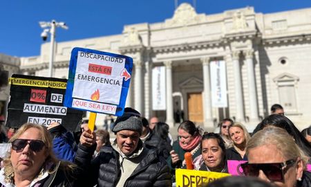 Nueva concentración a favor de la Ley de Emergencia en Discapacidad, frente a la Legislatura de Santa Fe. Nueva concentración a favor de la Ley de Emergencia en Discapacidad, frente a la Legislatura de Santa Fe.