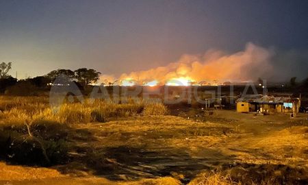 Un incendio de pastizales se produce en la ruta nacional 168, a la altura de La Guardia, mano hacia la Costa. Por el momento, el foco ígneo se encuentra alejado de las viviendas. Un incendio de pastizales se produce en la ruta nacional 168, a la altura de La Guardia, mano hacia la Costa. Por el momento, el foco ígneo se encuentra alejado de las viviendas.