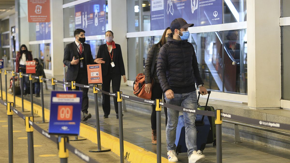 Los controles sanitarios en los aeropuertos del país se intensificaron desde la detección del primer caso de variante Delta de coronavirus en Argentina. 