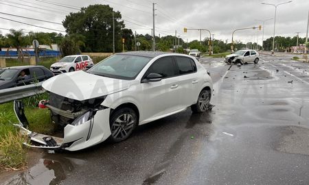 Fuerte choque entre dos autos en Ruta 1 kilómetro 5. Fuerte choque entre dos autos en Ruta 1 kilómetro 5.