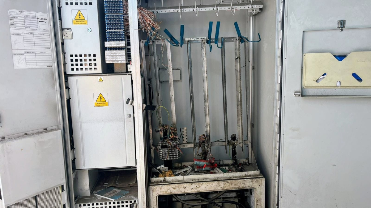 Luego de que ser comunicada la falta de servicio, se descubrió que el cableado del Servicio de Emergencias Médicas 107 fue robado. Luego de que ser comunicada la falta de servicio, se descubrió que el cableado del Servicio de Emergencias Médicas 107 fue robado.